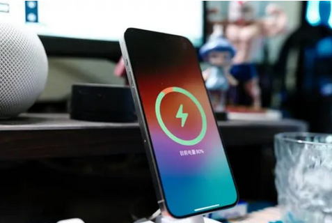 二连浩特苹果15换屏服务分享用什么充电器给iPhone15充电更好 